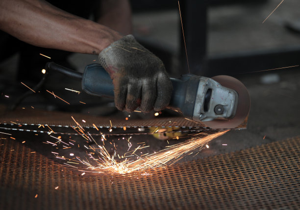 用磨床把铁板切开图片下载