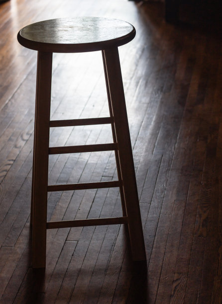 清晨的阳光洒在木地板和凳子上图片下载