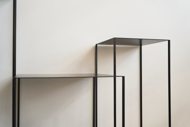 白色背景的黑色金属桌，为你的产品布局，为你的设计空间，讲台，涂漆的金属桌与复制空间。高质量照片图片下载