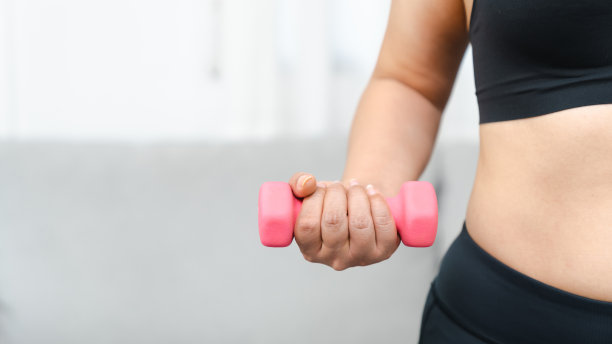 年轻的亚洲妇女有吸引力的运动锻炼在家里图片下载