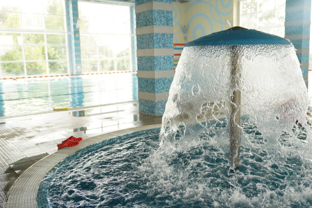 在全景窗的背景上有一个游泳池，屋顶上有一个装饰蘑菇与瀑布的特写。有空间复制。高质量照片图片下载