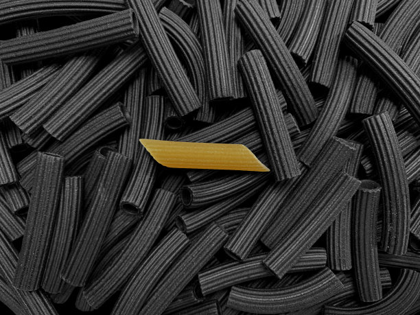 黑色意大利面背景与白色细节图片下载