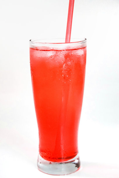 一杯加了红色冰块的冷饮图片下载