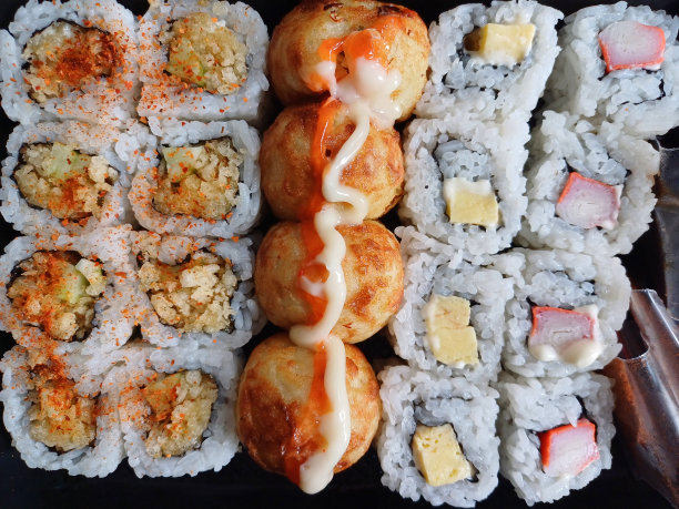 寿司和其他日本食品都是用容器包装出售的图片下载