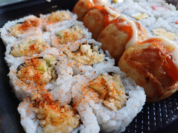 寿司和其他日本食品都是用容器包装出售的图片下载