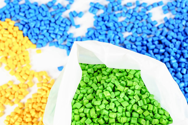 塑料厂实验室。塑料用颗粒状有色染料。聚合物工业。图片下载