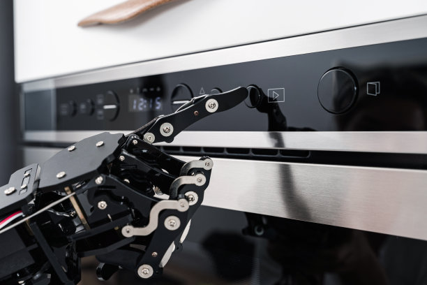 真正的机器人手和微波炉。机器人过程自动化的概念图片下载