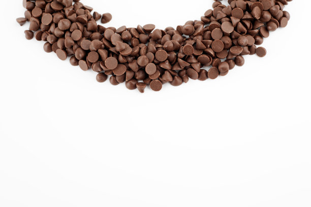 巧克力小块从顶部散开，孤立在白色背景上。巧克力片。图片下载