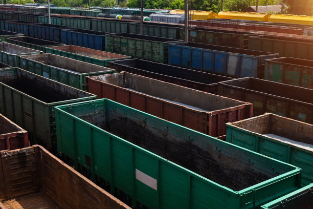 城市货运站的货运列车。铁路在火车停车场。阿兰到达了车站。货运列车平台与货运列车集装箱在港口仓库用于出口物流背景。图片下载