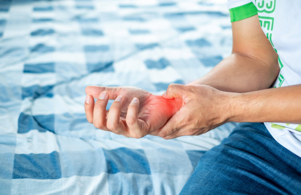 近距离观察男子因腕部受伤而在家中进行的医疗、急救、保健和医疗概念。图片下载