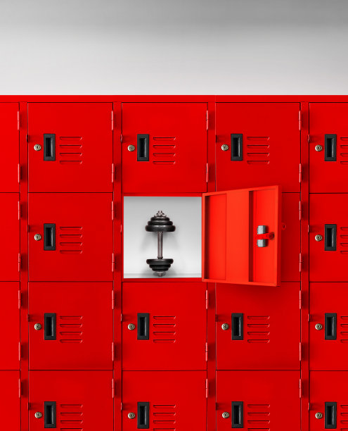 体育馆红色储物柜里的钢质哑铃图片下载