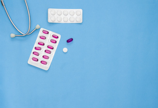 听诊器，药片，药片水泡。浅蓝色背景的医疗物品。本空间图片下载