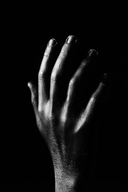 白色背景上的黑色手，孤立油漆。 黑色背景上孤立的男性手。 手显示符号和手势。图片下载