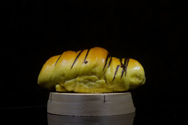 黑底木架上的面包和巧克力竖着照图片下载