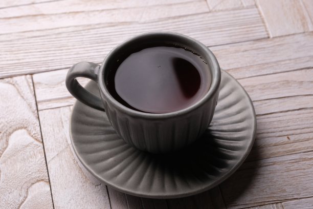 柚木桌子上的一杯咖啡。众所周知的两种咖啡树是罗布斯塔咖啡和阿拉比卡咖啡。图片下载