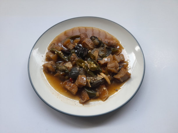 食物炒牛皮(kikil)在盘子顶部的白色背景视图。图片下载