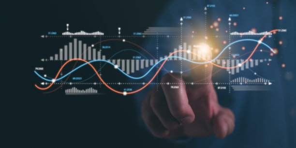 商人或交易员的手触摸在智能手机上显示一个不断增长的虚拟全息图股票，投资交易。
规划和战略的概念，股票市场，业务增长，进步或成功图片下载