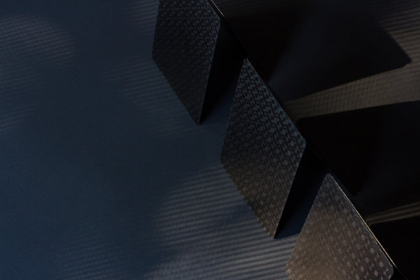 黑色背景上成对的纸牌图片下载