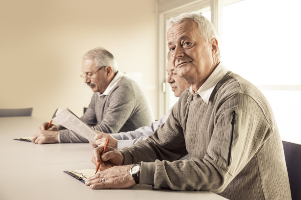 三个高年级学生又回到了学校图片下载