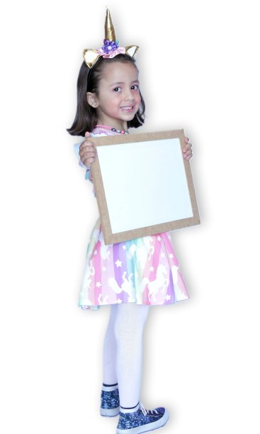 穿着独角兽服装的孩子手持白板和白色背景。图片下载