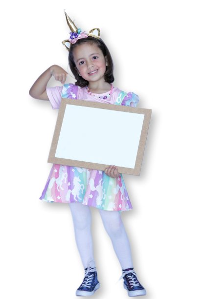 穿着独角兽服装的孩子手持白板和白色背景。图片下载