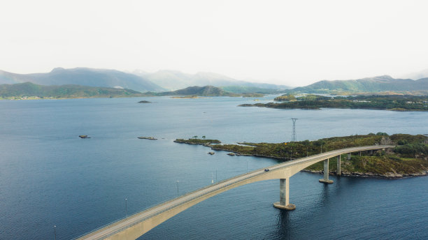 鸟瞰图，汽车行驶在挪威风景优美的岛屿之间的现代海洋桥梁图片下载