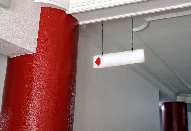 建筑物内部带有箭头标志的空白横幅图片下载