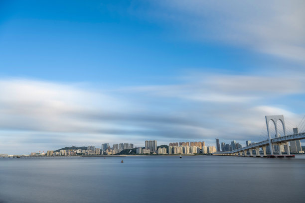 跨海大桥的阳面和城市的高层建筑图片下载