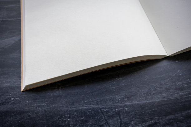 黑板背景上的空白笔记本图片下载