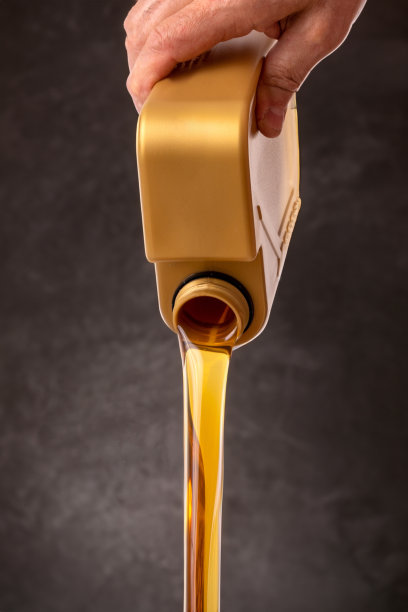 倒入新鲜机油图片下载