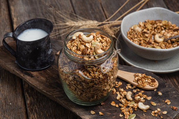 格兰诺拉麦片配坚果、葡萄干和南瓜子，装在玻璃罐里图片下载
