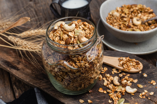 格兰诺拉麦片配坚果、葡萄干和南瓜子，装在玻璃罐里图片下载