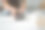 男子正在用手给智能手机充电。在家用无线充电板给智能手机充电图片下载