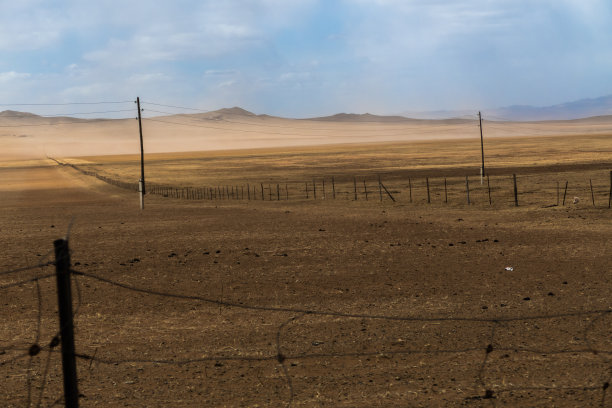 蒙古国田野上的沙尘暴图片下载