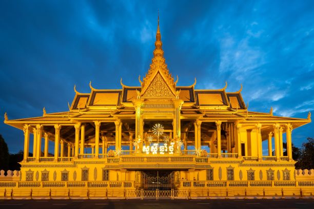 傍晚，多云的天空下，柬埔寨金边皇宫入口图片下载