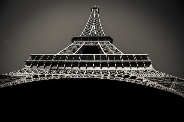 法国美丽的埃菲尔铁塔的灰度图图片下载