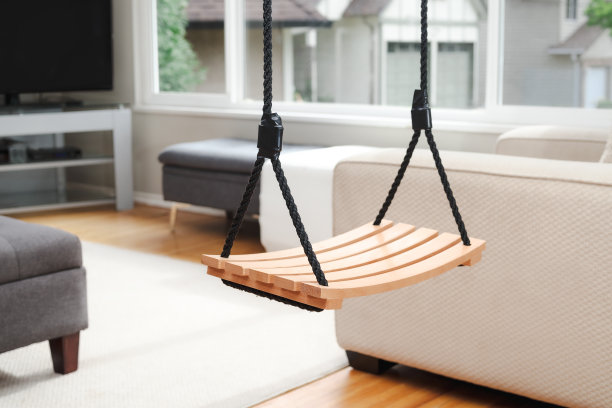 客厅电视前的室内秋千。图片下载