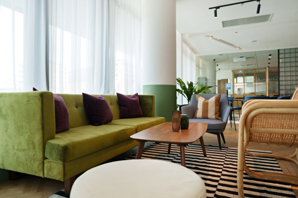 现代化的办公室自助餐厅内部配有舒适的沙发和咖啡桌图片下载