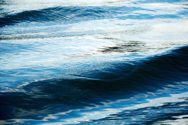 深蓝色的水波背景与光和阴影图片下载