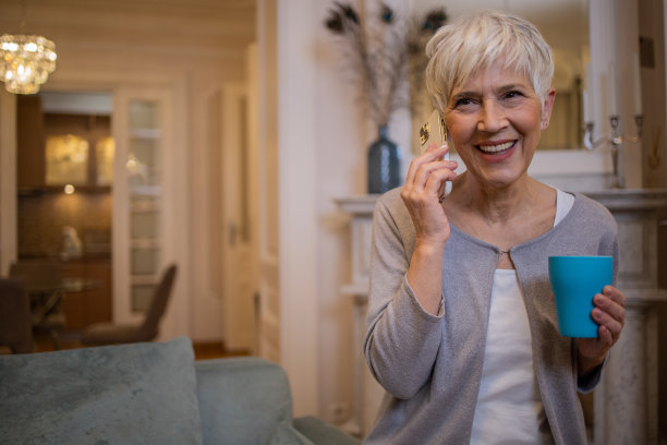 快乐的老女人在用电话图片下载