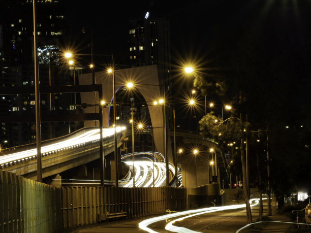 夜间多车道高速公路和立交桥道路图片下载