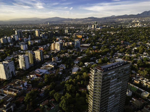 日出时的城市景观图片下载
