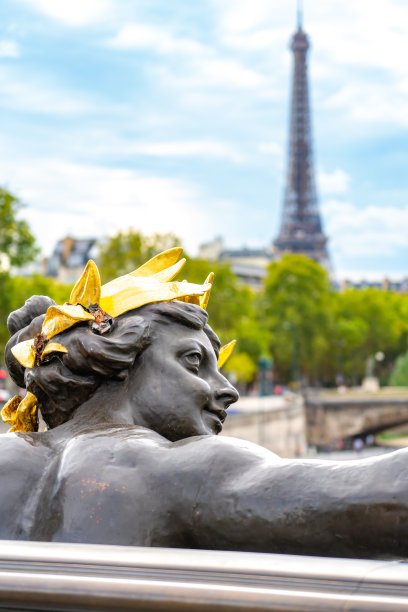 塞纳河上的亚历山大三世桥。桥上装饰着华丽的新艺术风格的灯具和雕塑。横跨法国巴黎塞纳河的亚历山大三世大桥。图片下载