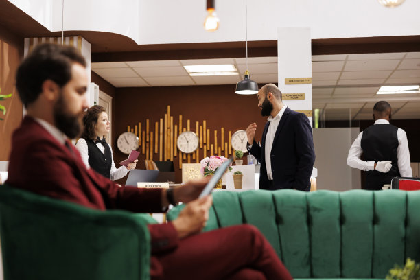 员工在酒店迎接商人图片下载