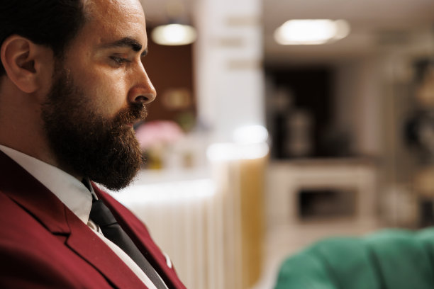 企业家坐在休息区图片下载