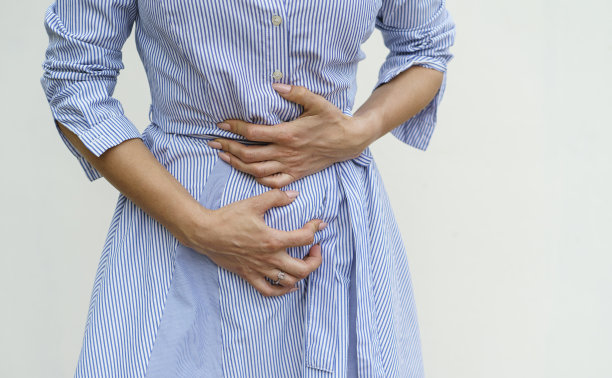 中年女性胃痛，月经期图片下载