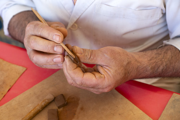 一个工匠的手与粘土工作的特写图片下载