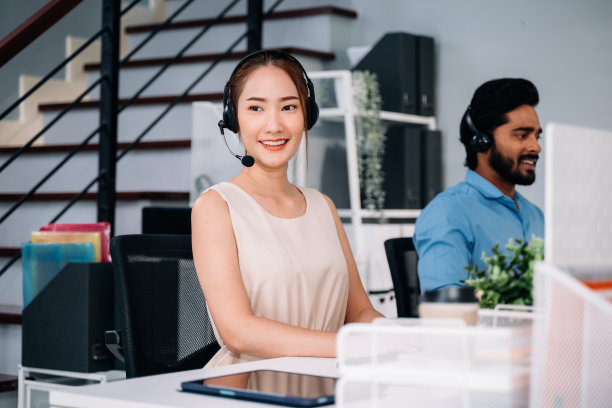 在呼叫中心工作的客户服务接线员戴着耳机图片下载