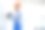 帮助石膏板工人或抹灰工人用砂纸架用灰泥打磨和平滑石膏板墙壁。戴白色安全帽和安全眼镜。带有复制空间的全景图像图片下载
