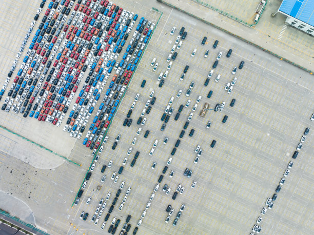 鸟瞰图:新汽车排在港口进出口图片下载